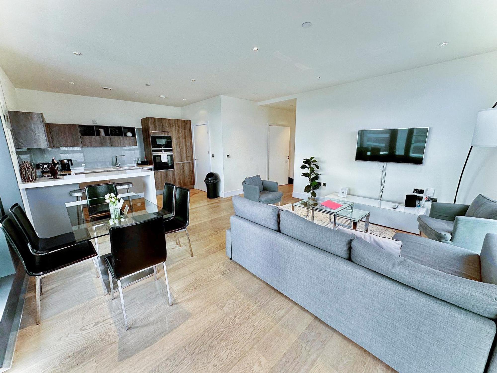 Elegant 3-bedroom Penthouse With A Private Terrace, Lift Access, And Free Wi-fi, Located In Battersea, Nine Elms Apartment London