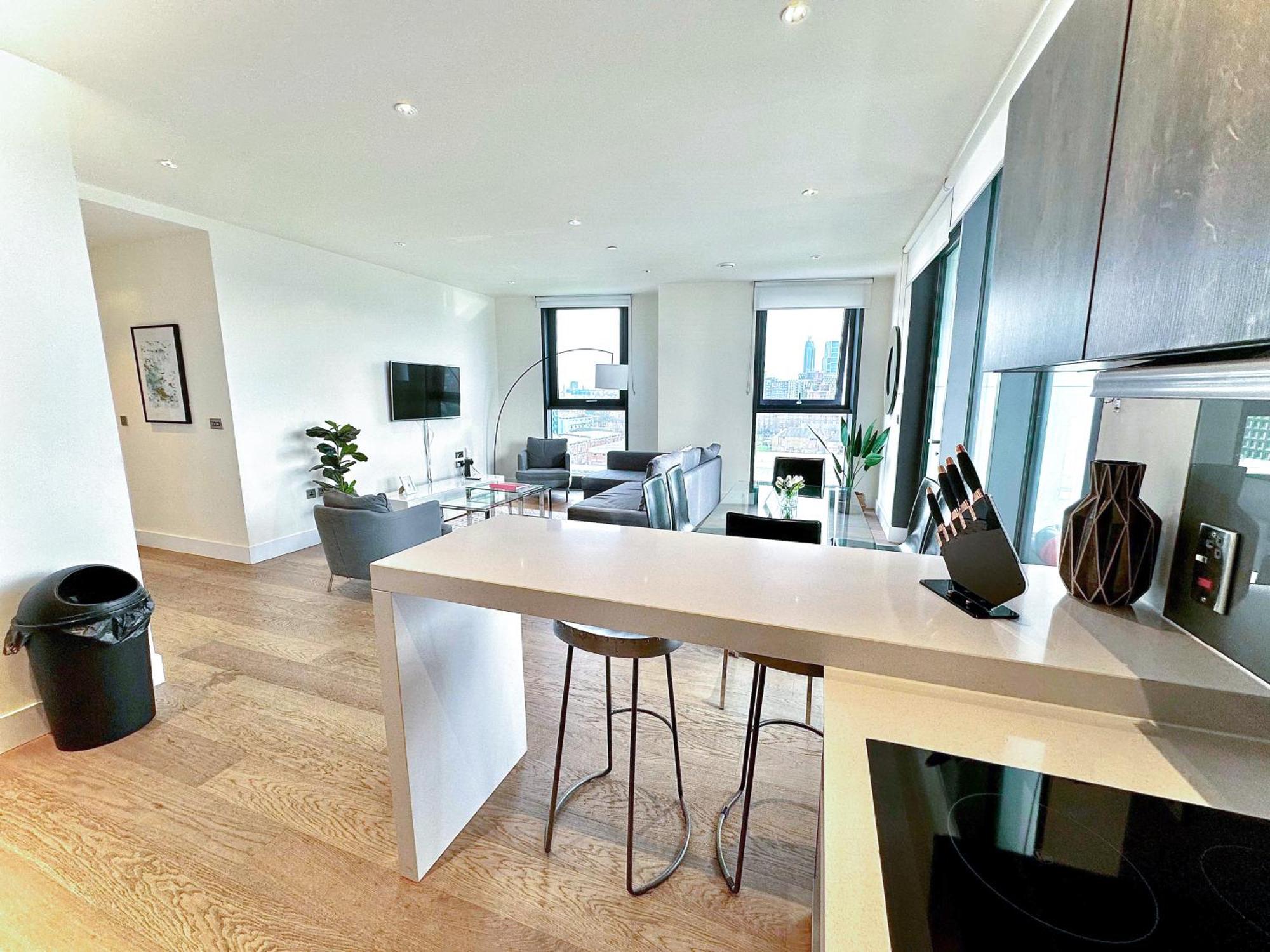 Apartment Elegant 3-bedroom Penthouse With A Private Terrace, Lift Access, And Free Wi-fi, Located In Battersea, Nine Elms