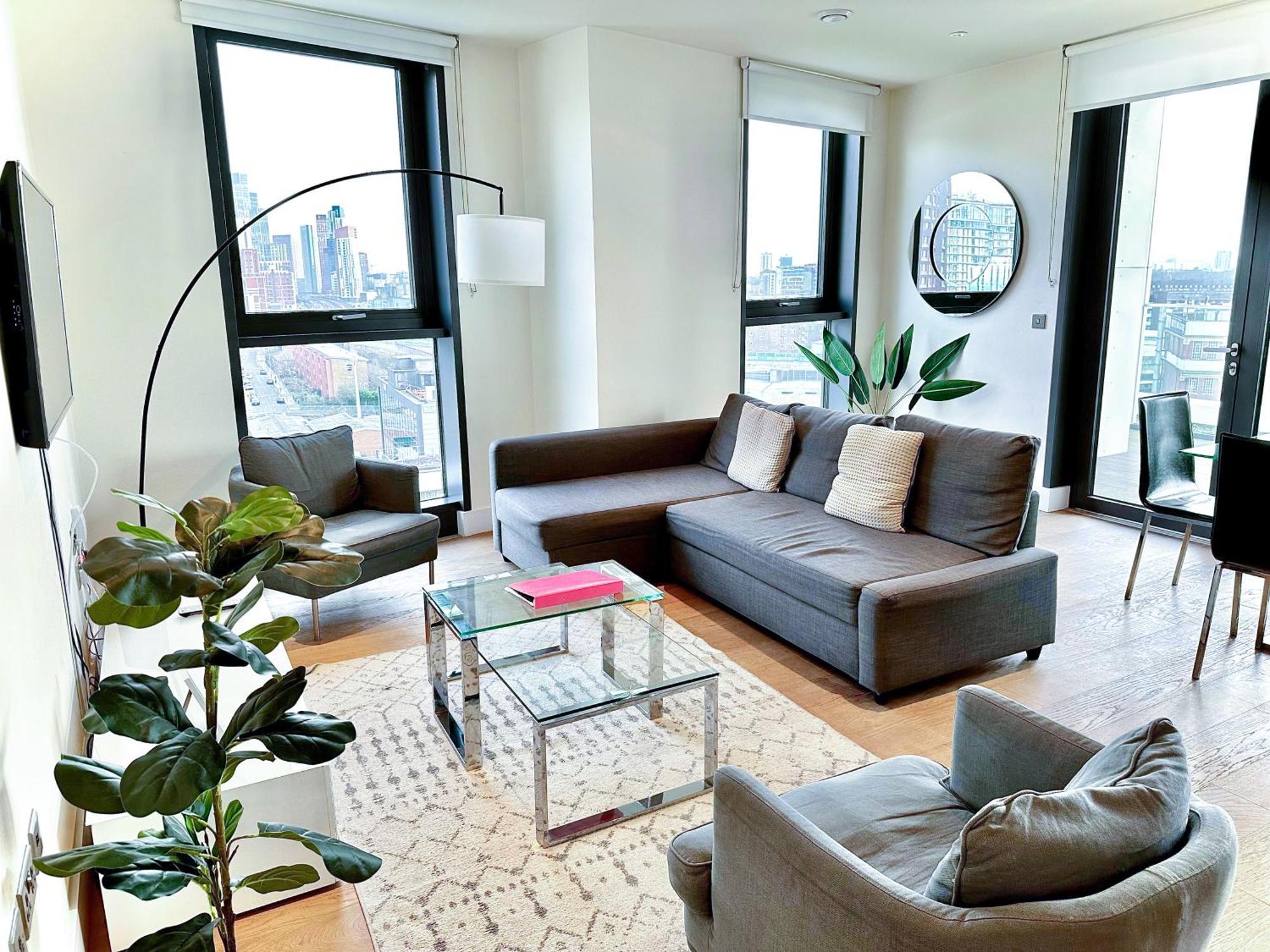 Apartment Elegant 3-bedroom Penthouse With A Private Terrace, Lift Access, And Free Wi-fi, Located In Battersea, Nine Elms London