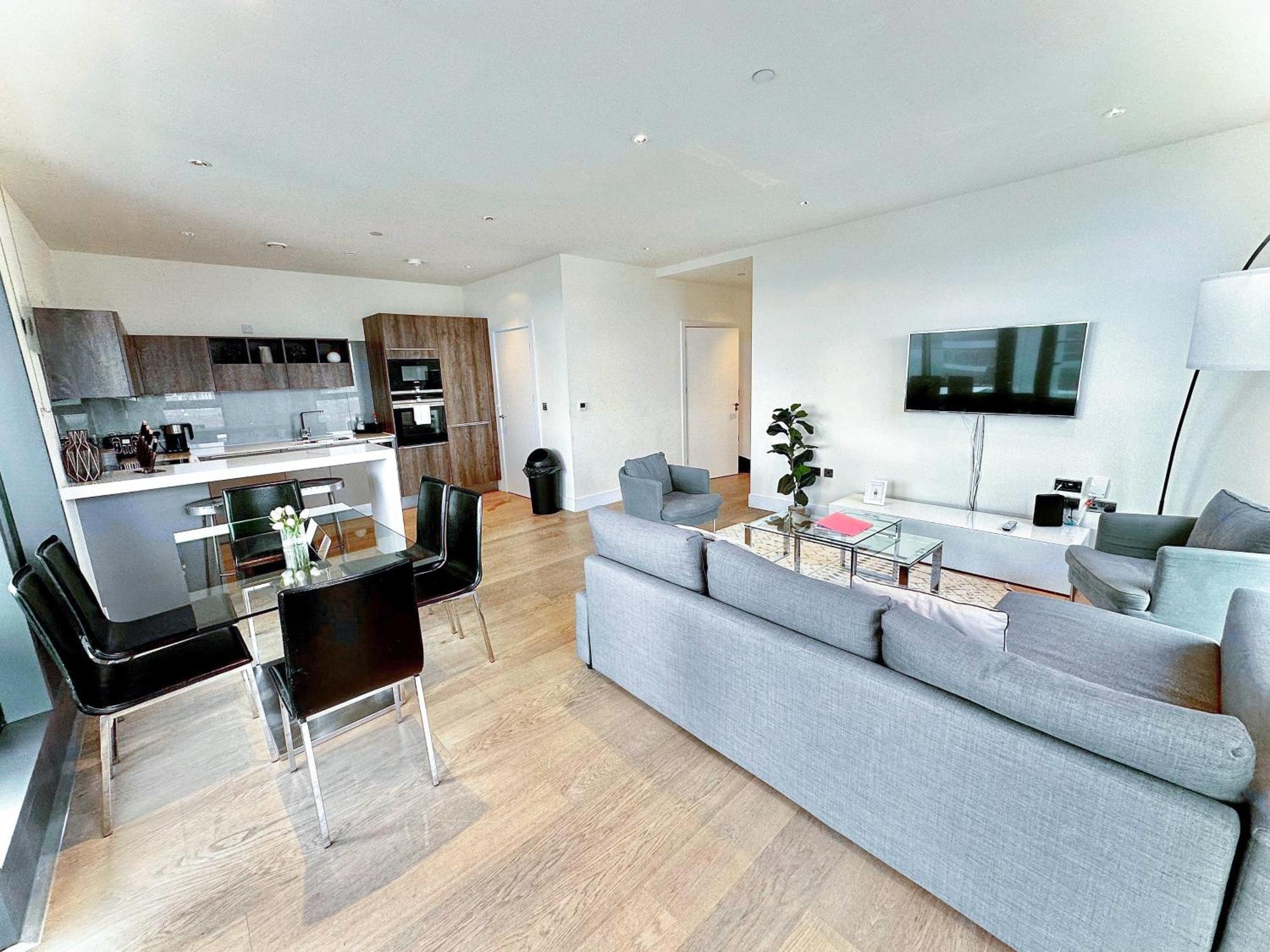 Elegant 3-bedroom Penthouse With A Private Terrace, Lift Access, And Free Wi-fi, Located In Battersea, Nine Elms