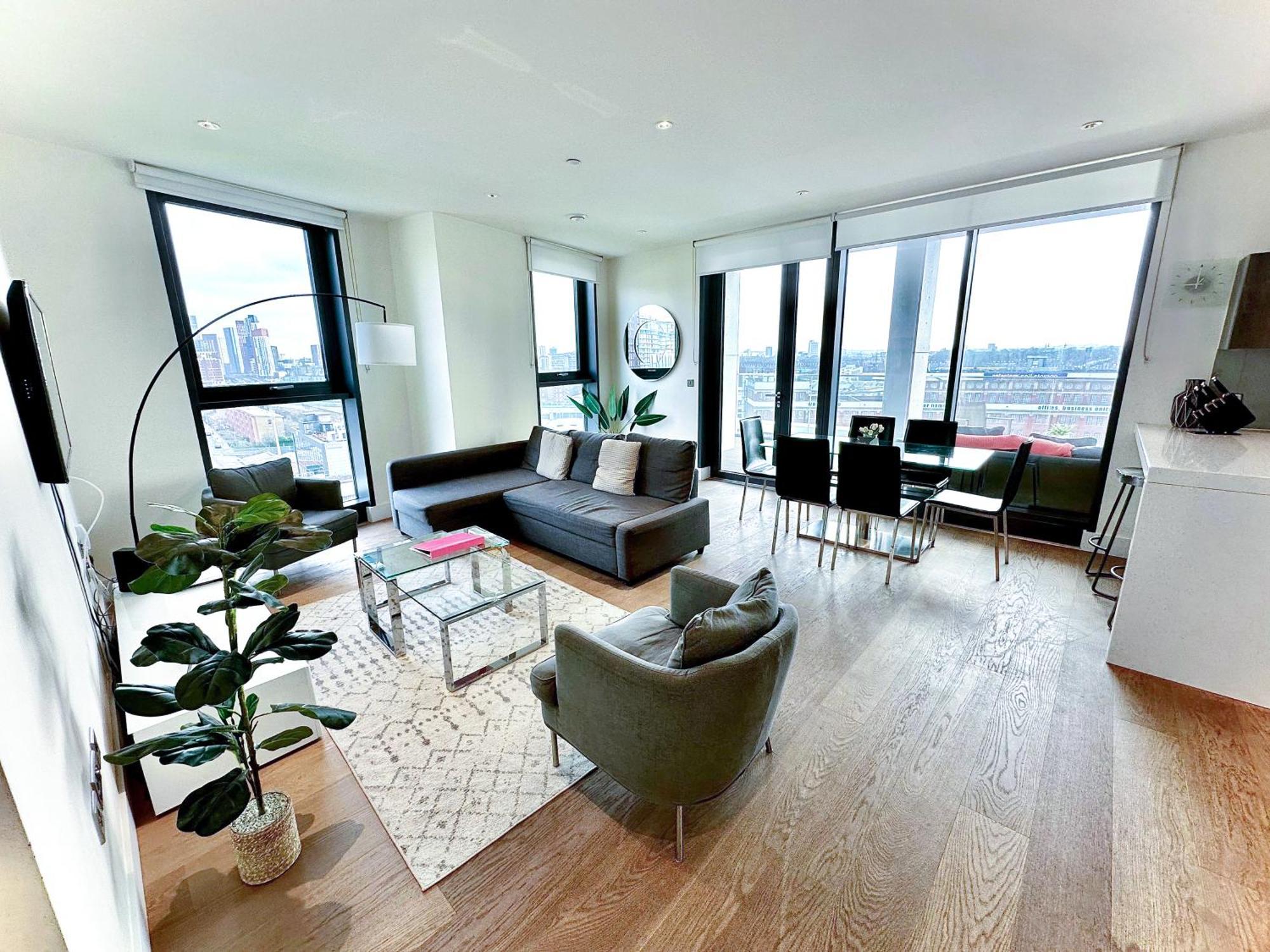 Apartment Elegant 3-bedroom Penthouse With A Private Terrace, Lift Access, And Free Wi-fi, Located In Battersea, Nine Elms *