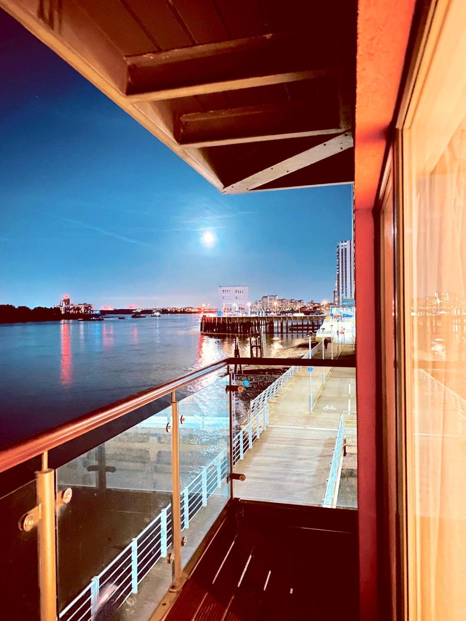 Apartment Amazing River View 2 Bedroom Apartment, Sleeps 6 , Balcony And Parking