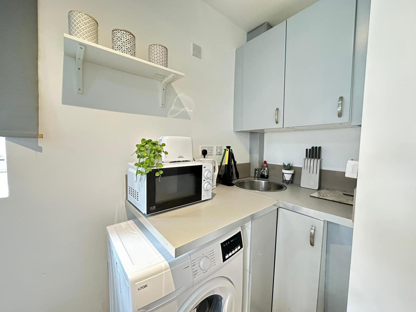 Affordable Studio In Apartment London