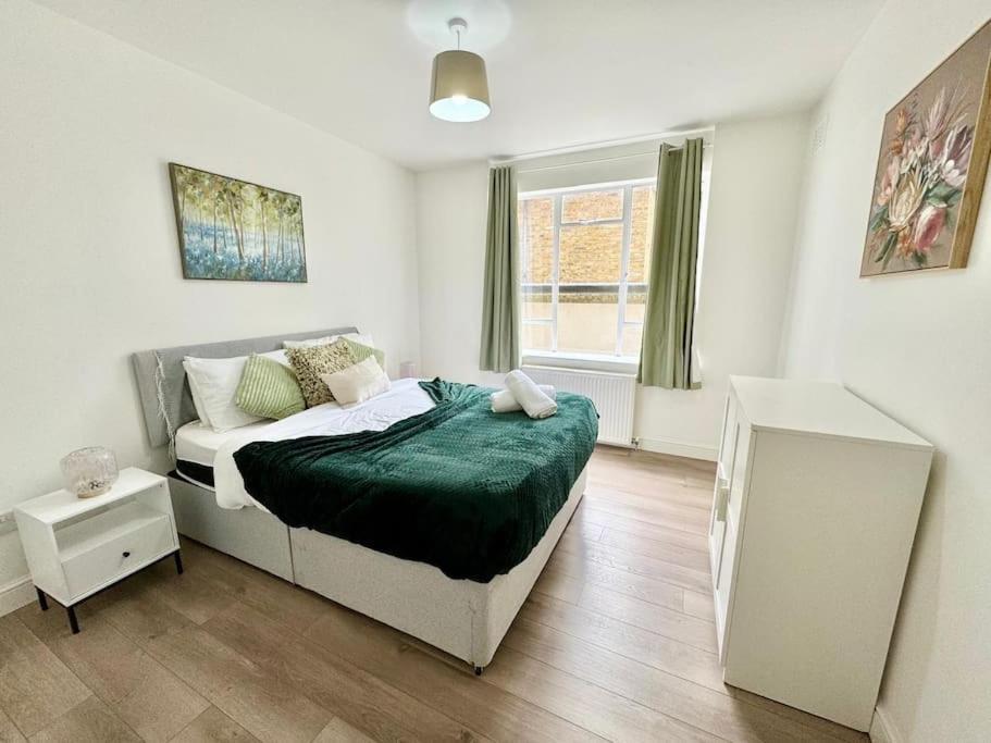 Baker Street Station 2 Bed Apartment *