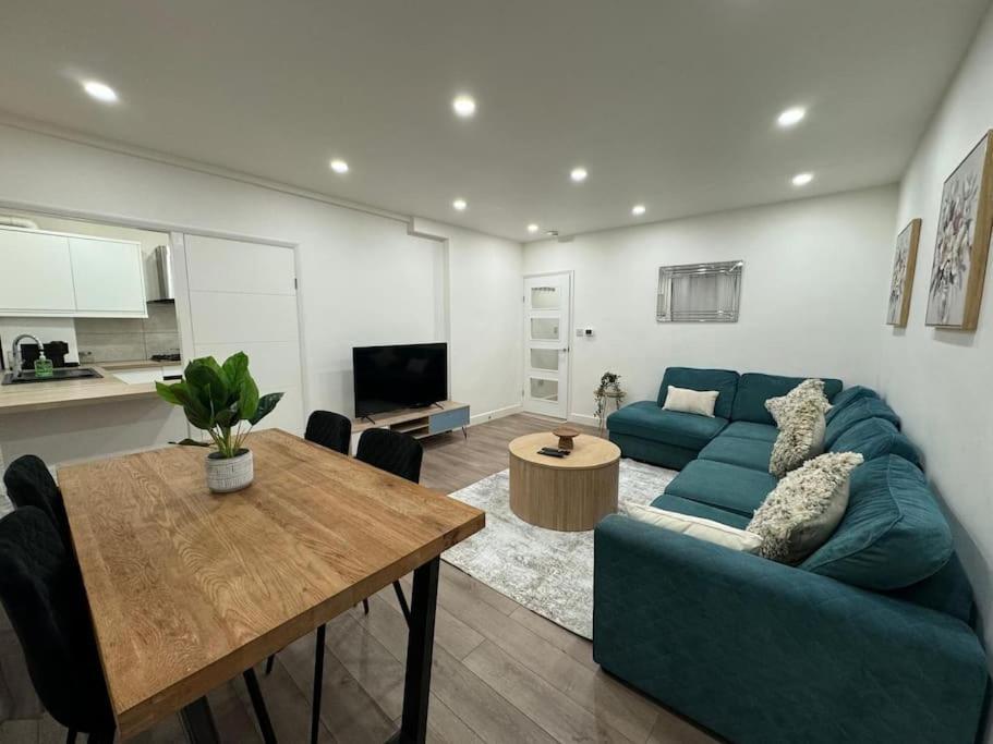 Baker Street Station 2 Bed * London
