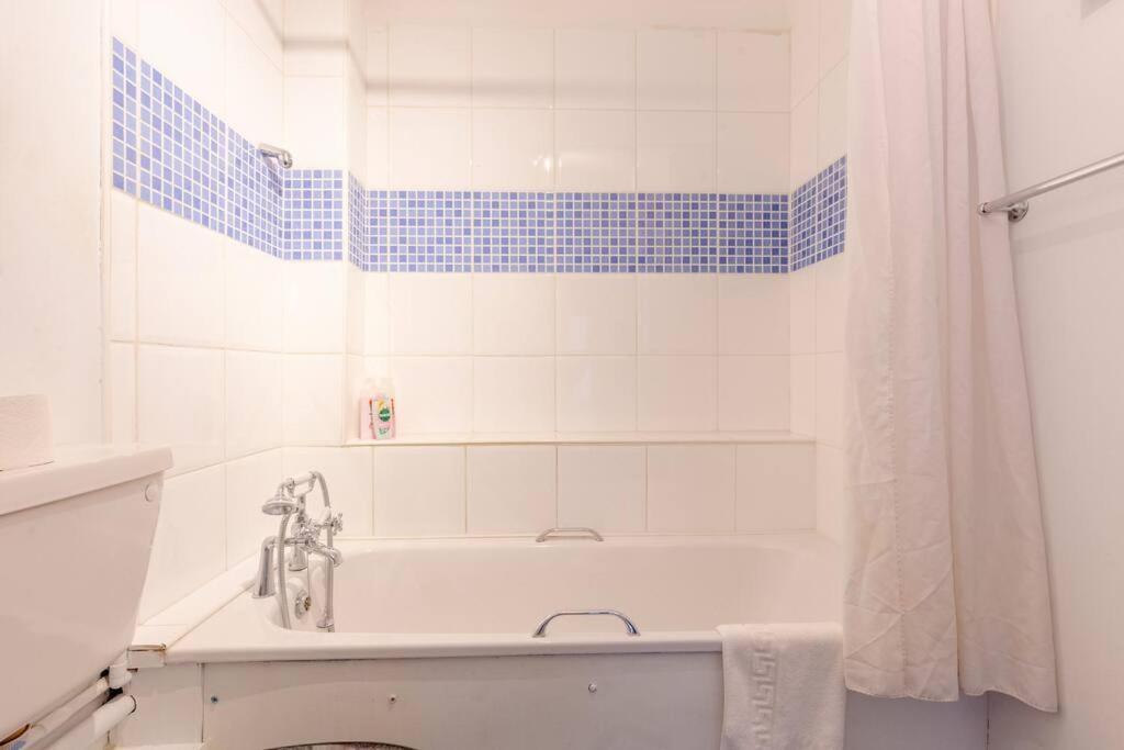Homely 1 Bedroom In Beckton With Parking