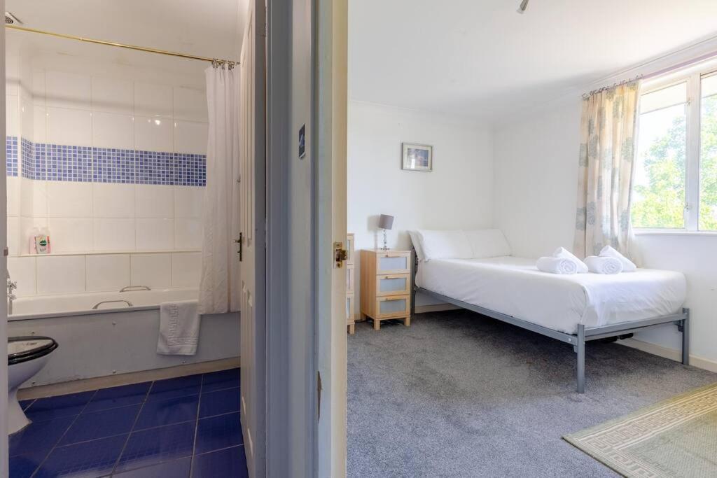 Homely 1 Bedroom In Beckton With Parking Apartment *