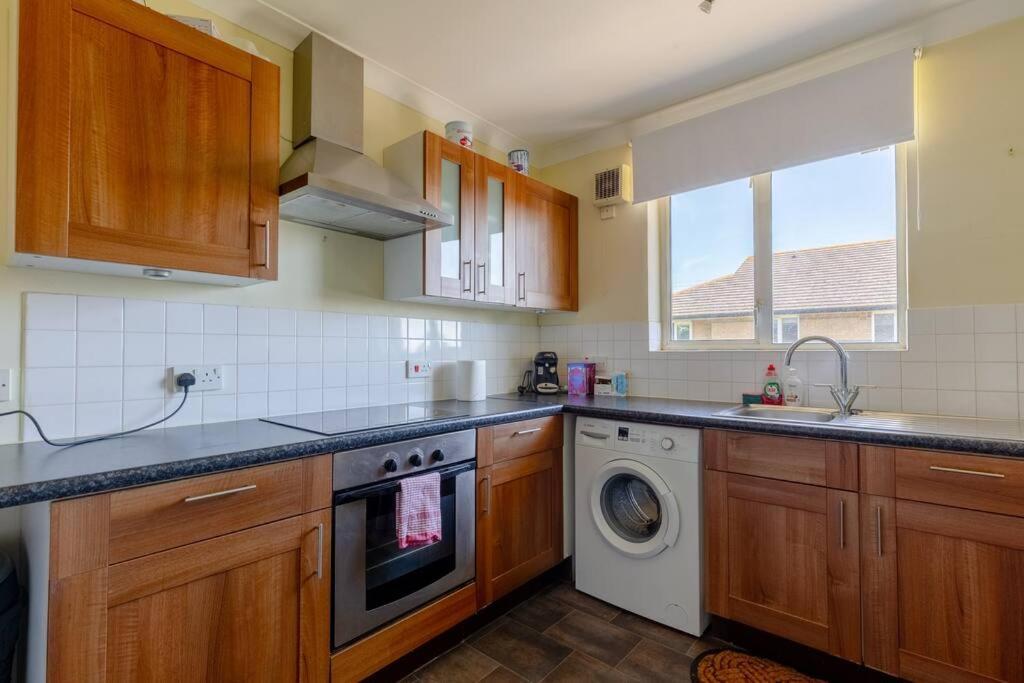 Homely 1 Bedroom In Beckton With Parking