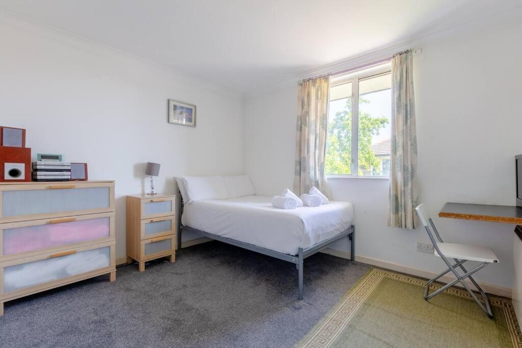 Homely 1 Bedroom In Beckton With Parking Apartment