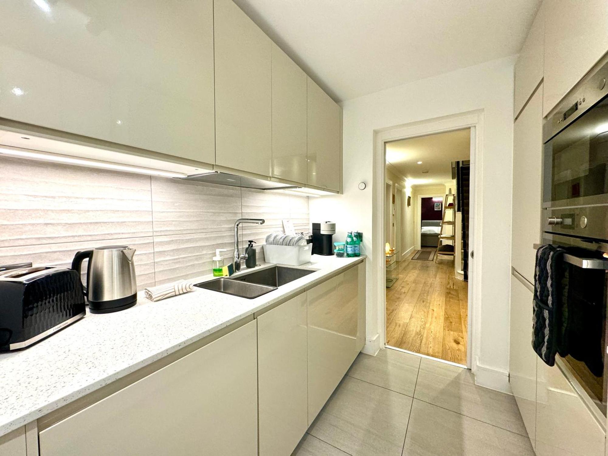 2 Bedroom In South Kensington By Wild Apartment London