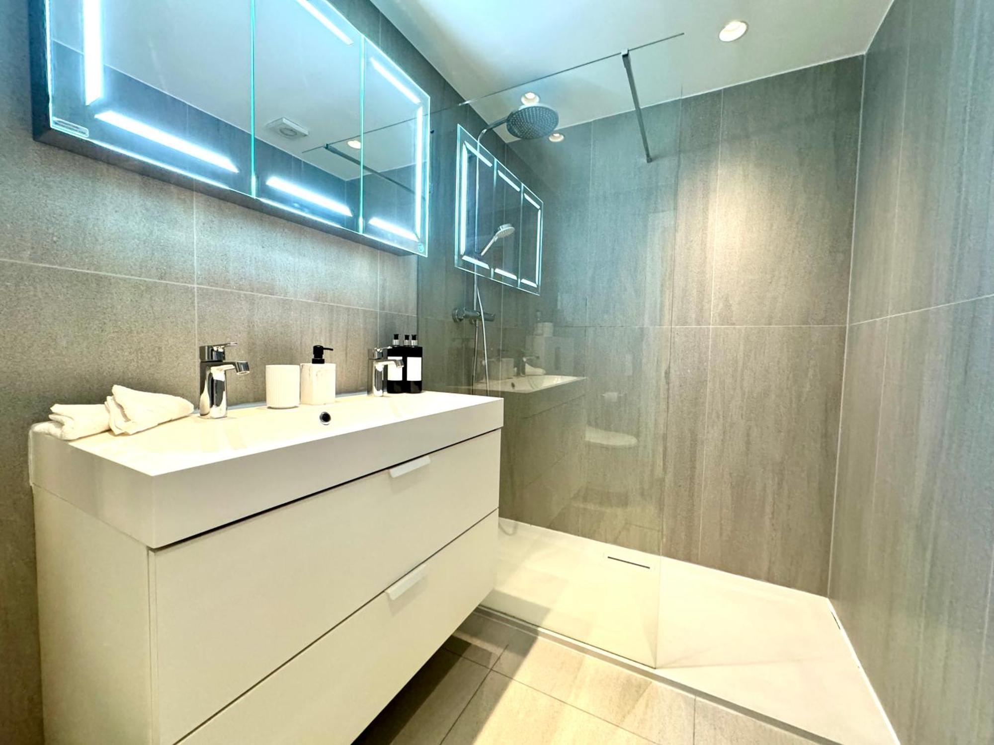 2 Bedroom In South Kensington By Wild London