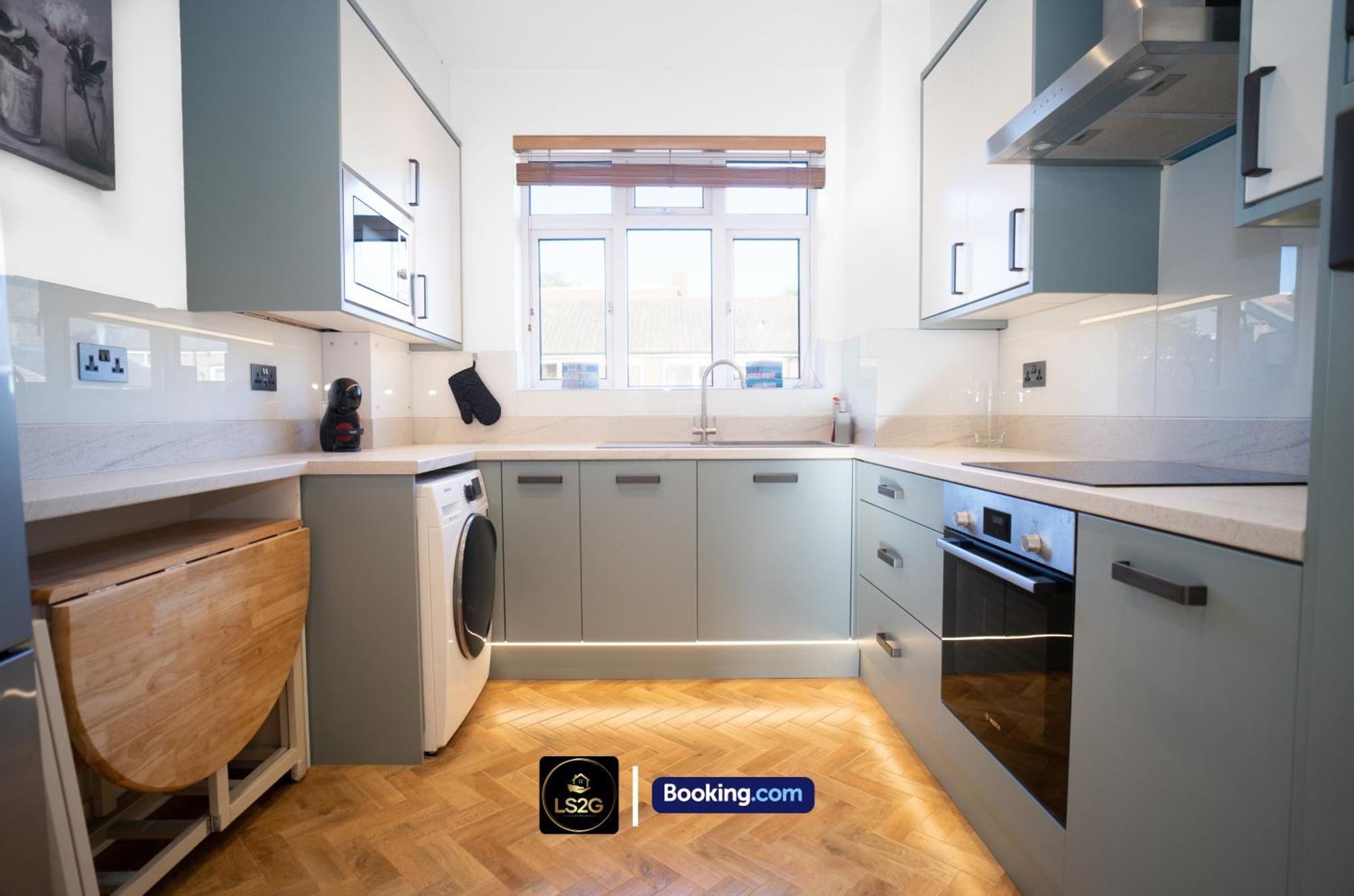 Amazing 3 Bedroom By Ls2g Short Lets & Serviced Greater With Free Wifi Apartment *