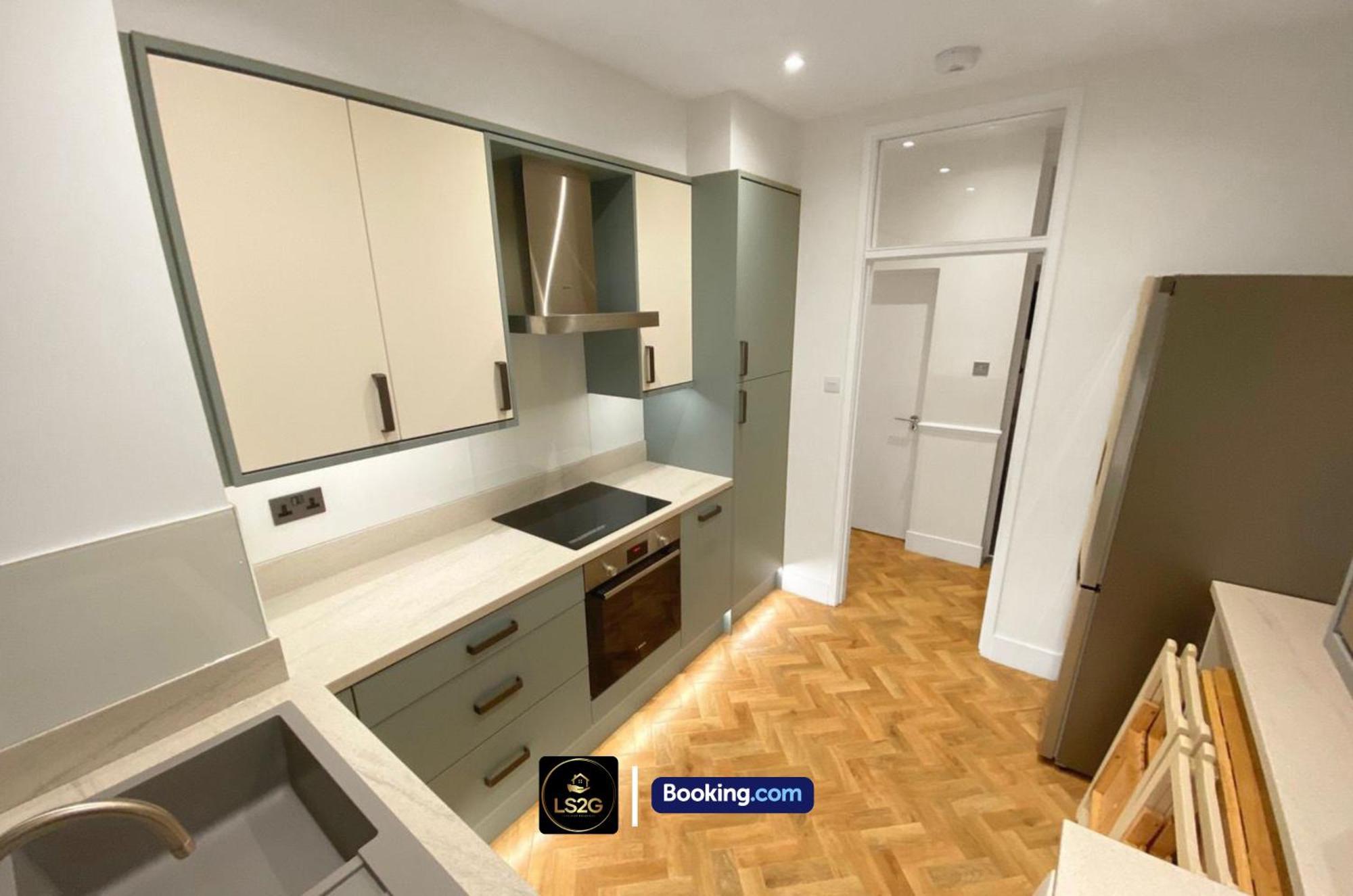 Amazing 3 Bedroom By Ls2g Short Lets & Serviced Greater With Free Wifi Apartment *