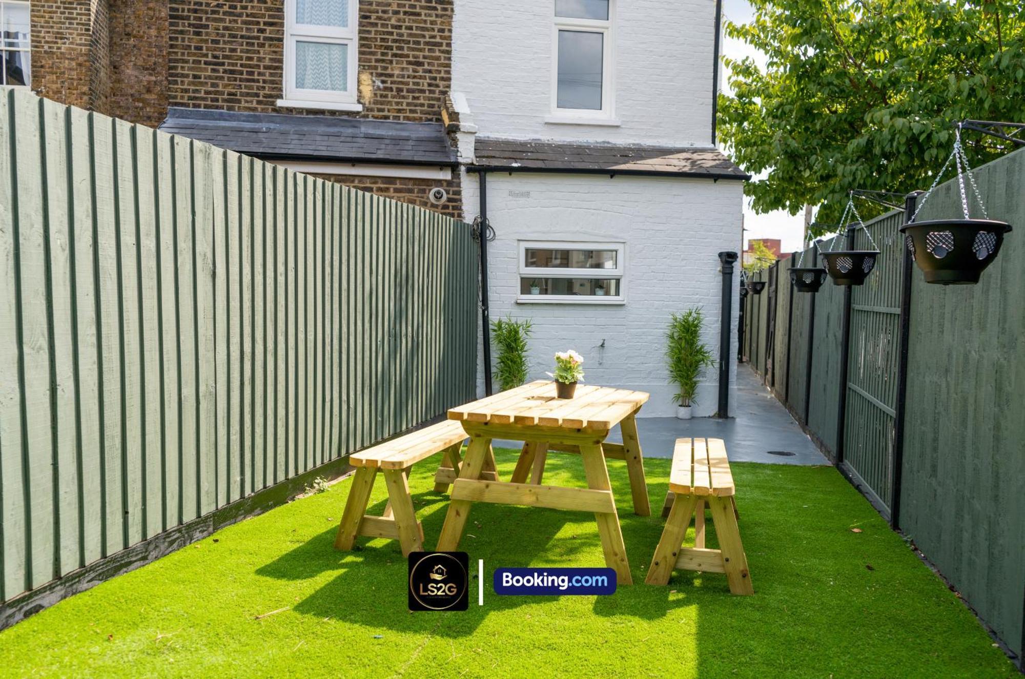 Holiday home Stunning House By Ls2g Short Lets & Serviced Greater With Free Wifi London