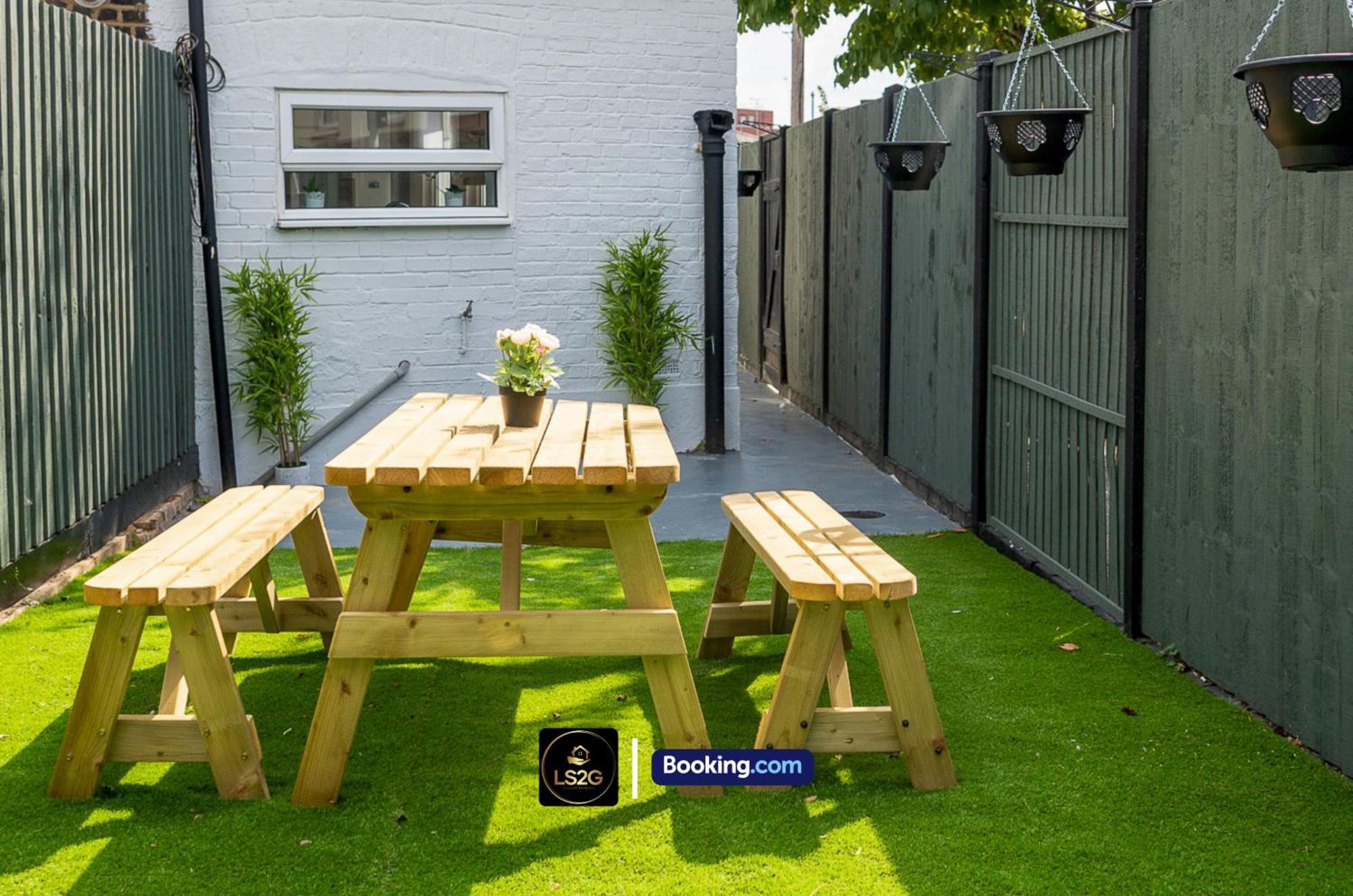Stunning House By Ls2g Short Lets & Serviced Greater With Free Wifi Holiday home *