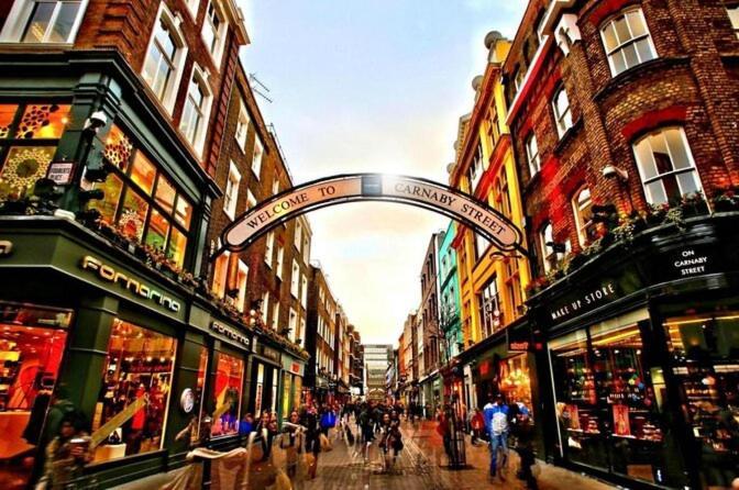 Apartment Double Bedroom With Private En-suite London