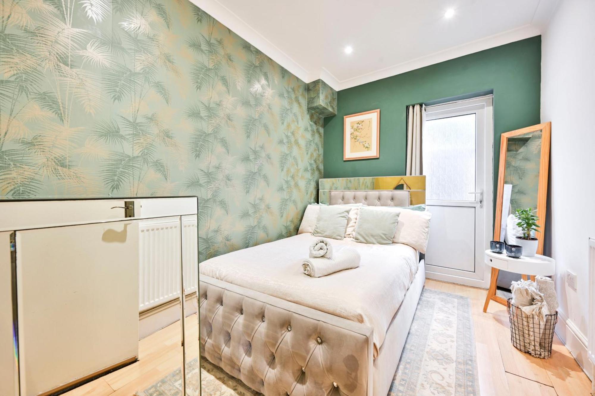 Steps From Stadium With Parking & Fantastic Transport Links! *