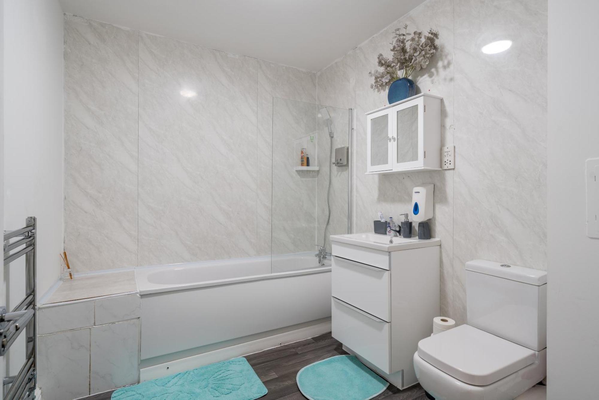 3 Bed By Canning Town Station Apartment London