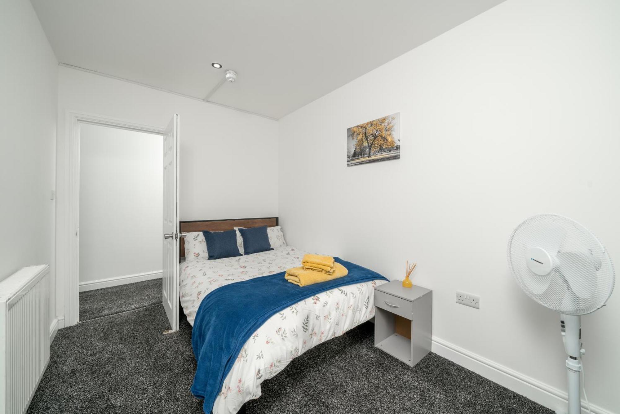 3 Bed By Canning Town Station Apartment *