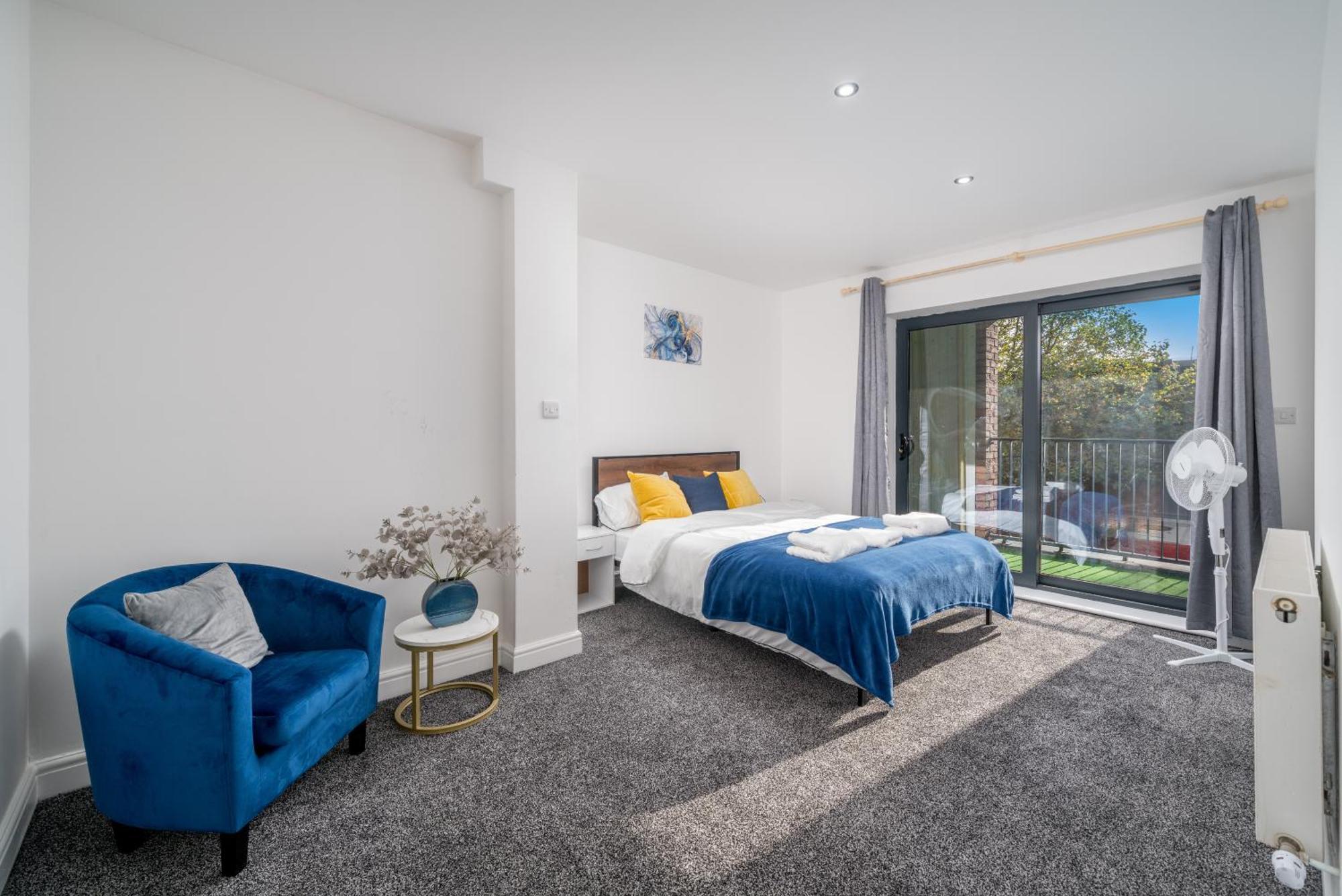 3 Bed By Canning Town Station Apartment *