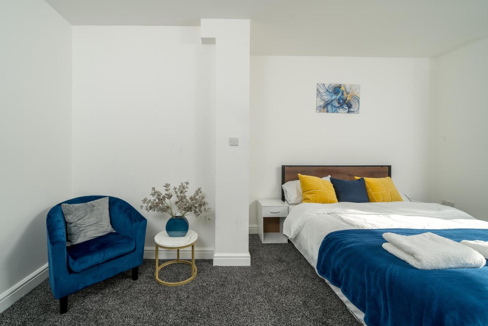 3 Bed By Canning Town Station Apartment *