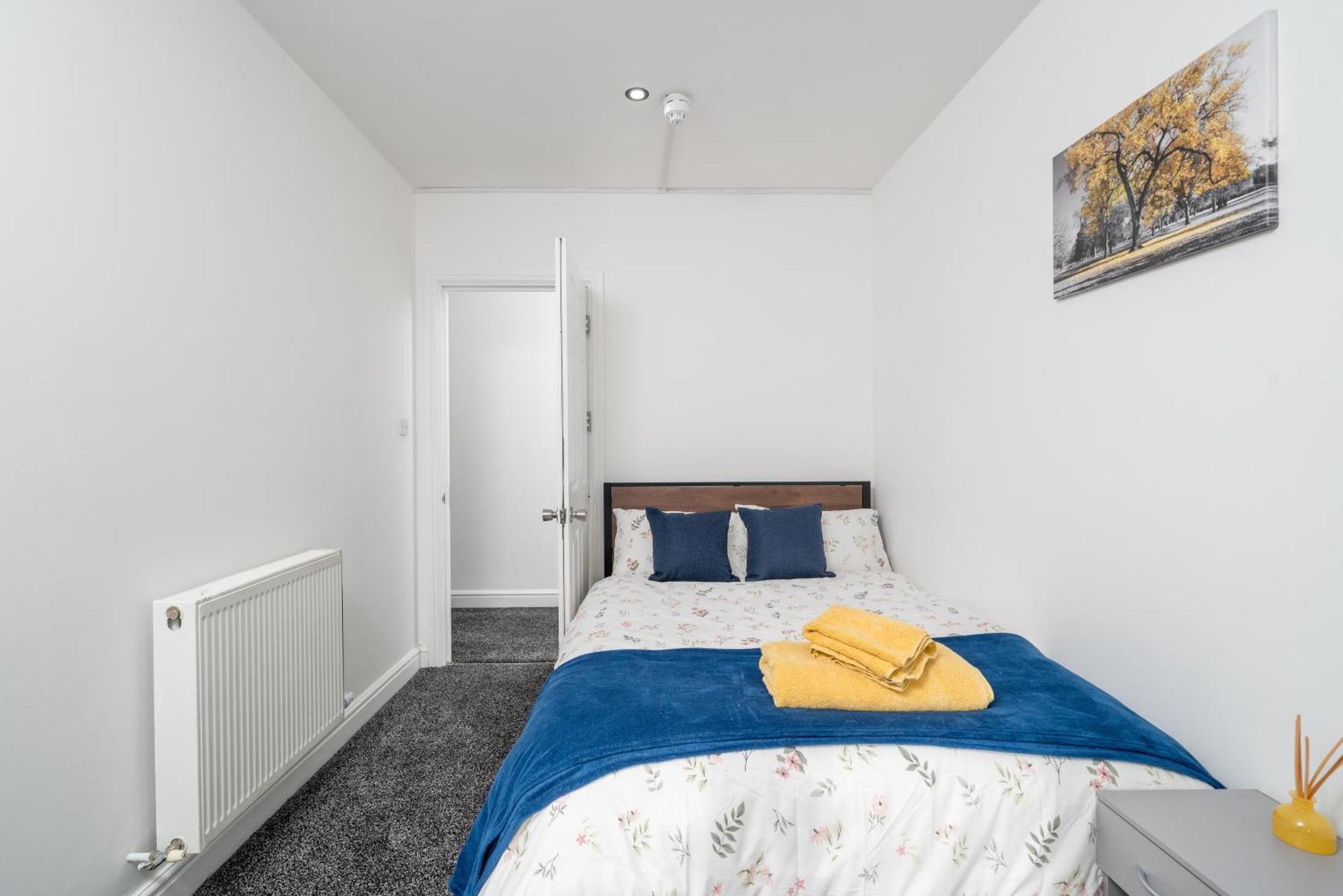 3 Bed By Canning Town Station Apartment *
