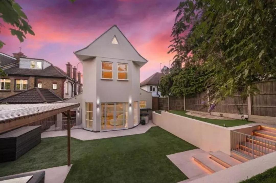 Stunning Available In Luxury House * London