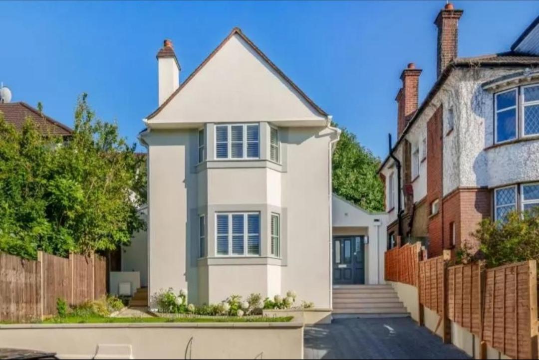 Stunning Available In Luxury House * London