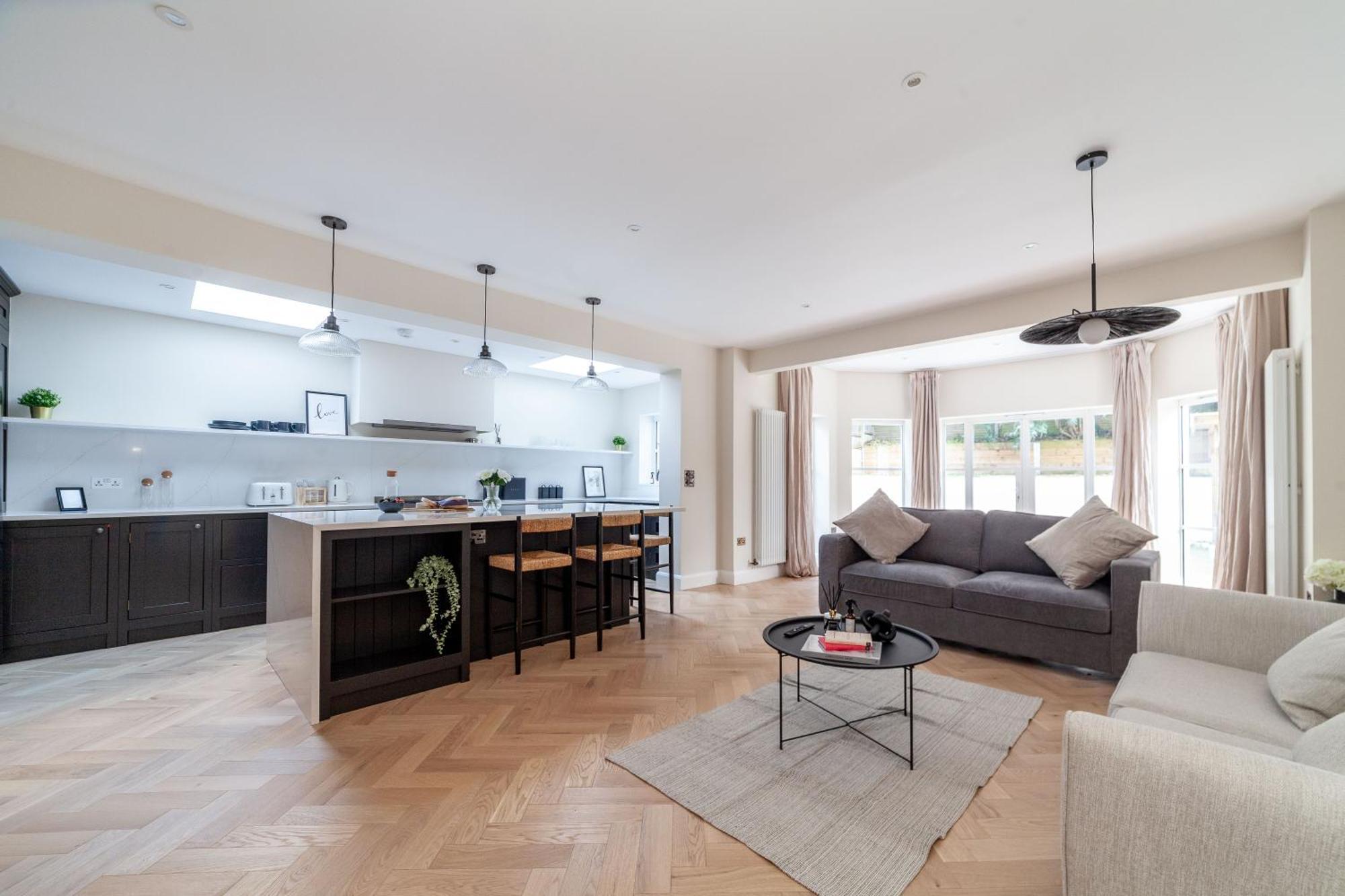 Stunning Available In Luxury House *