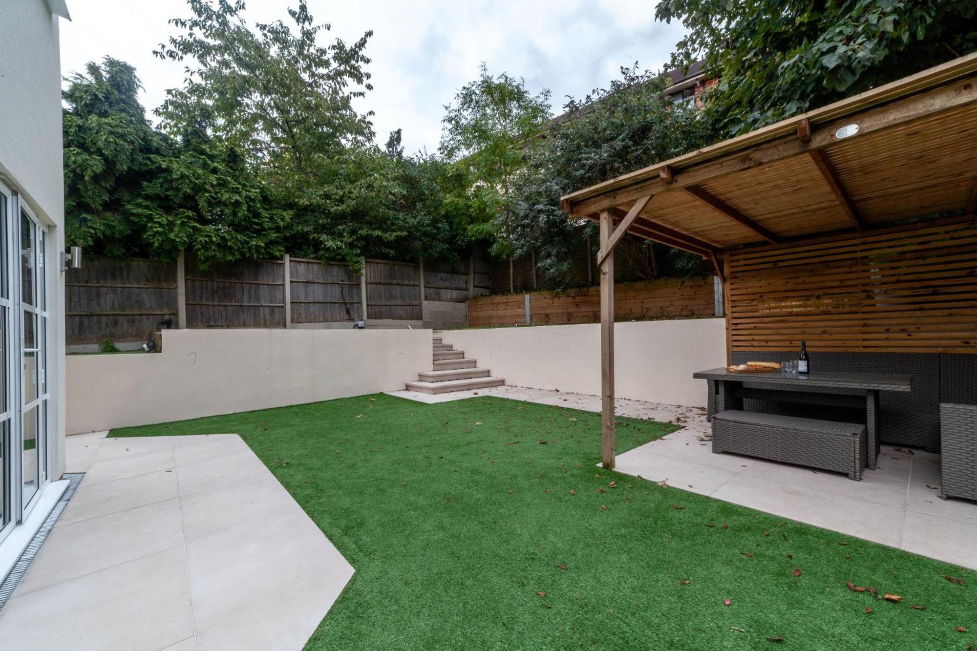 Stunning Available In Luxury House Gasthof London