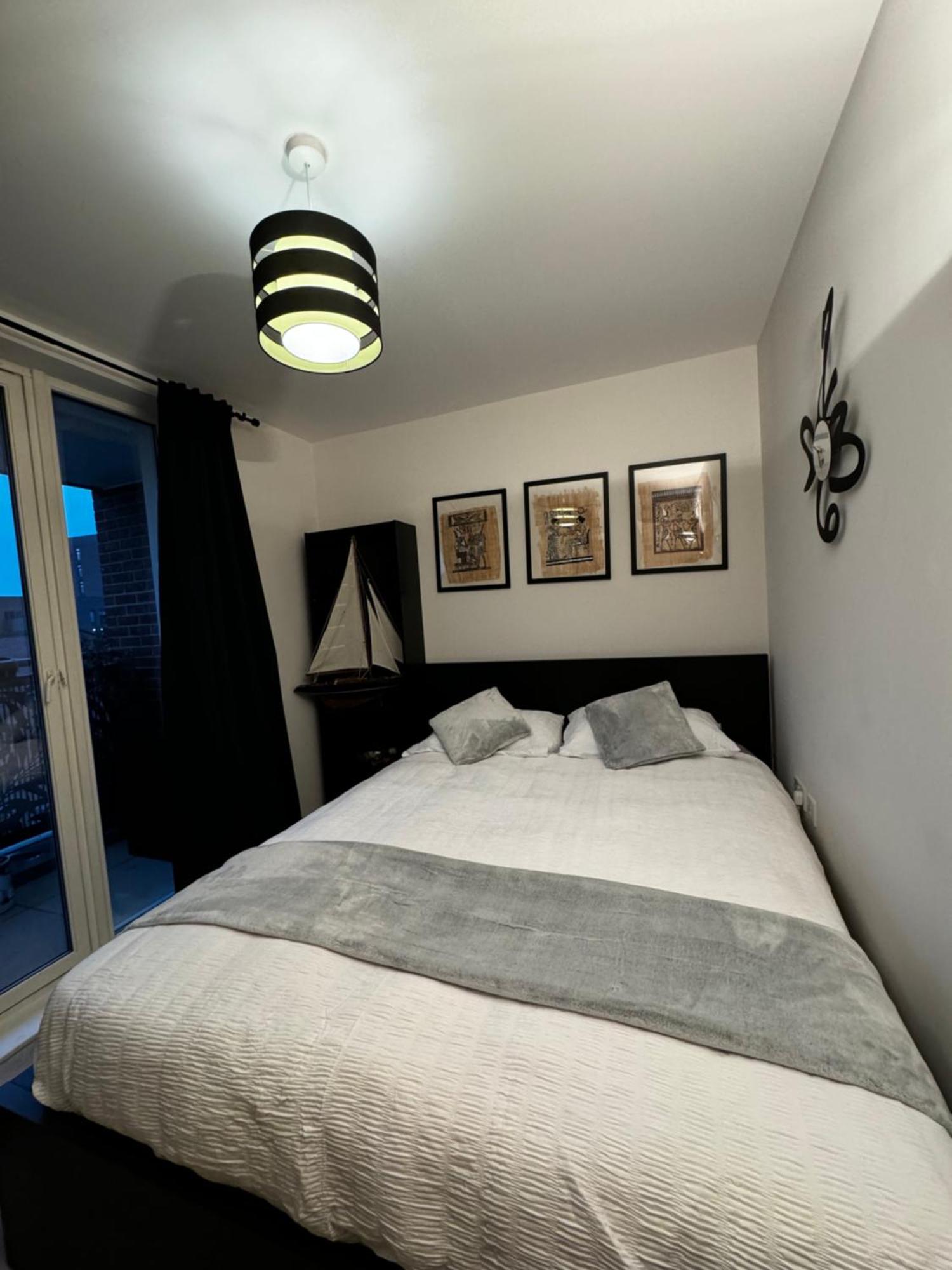 Apartment Entire Flat Custom House London