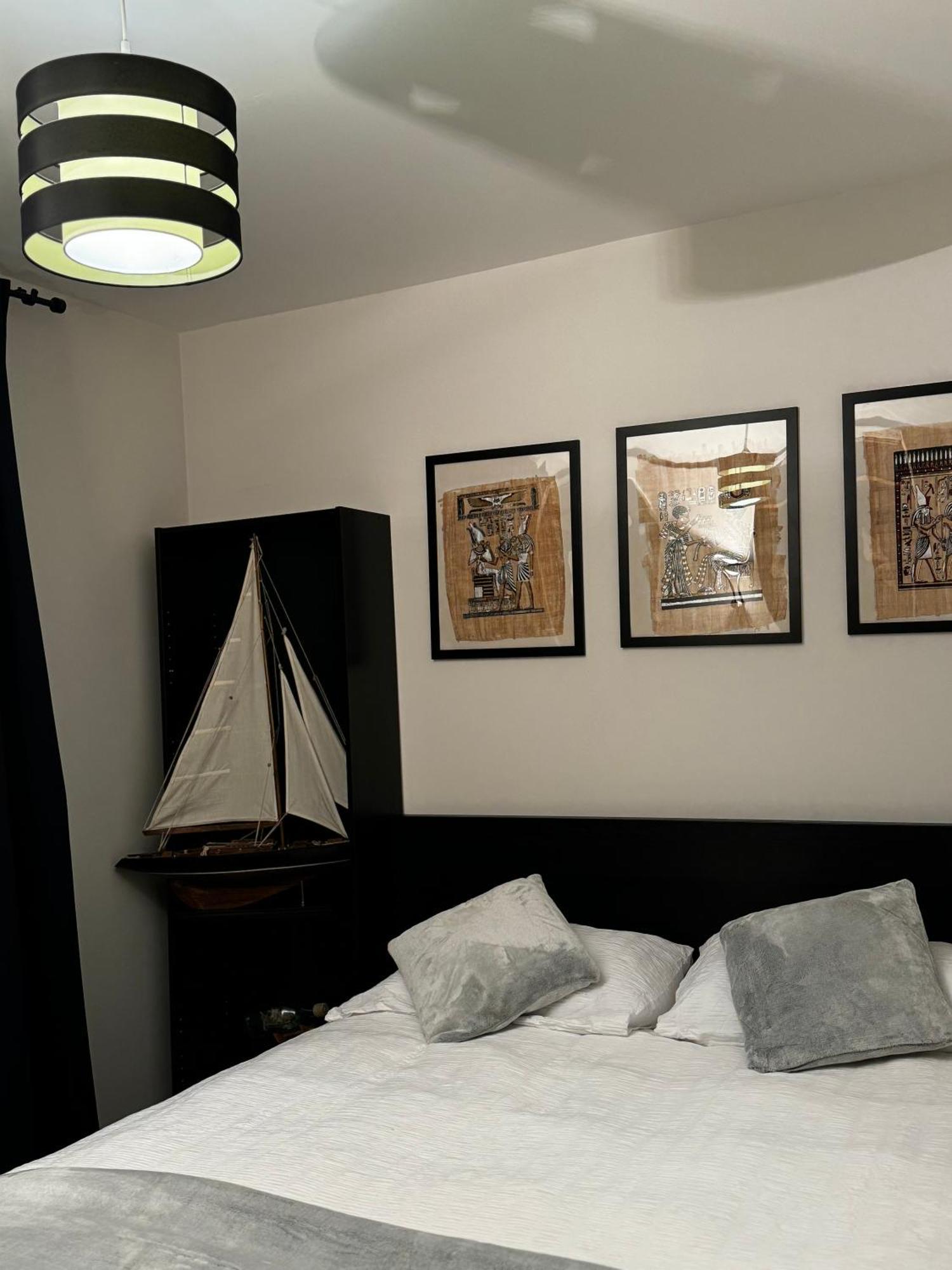Entire Flat Custom House *