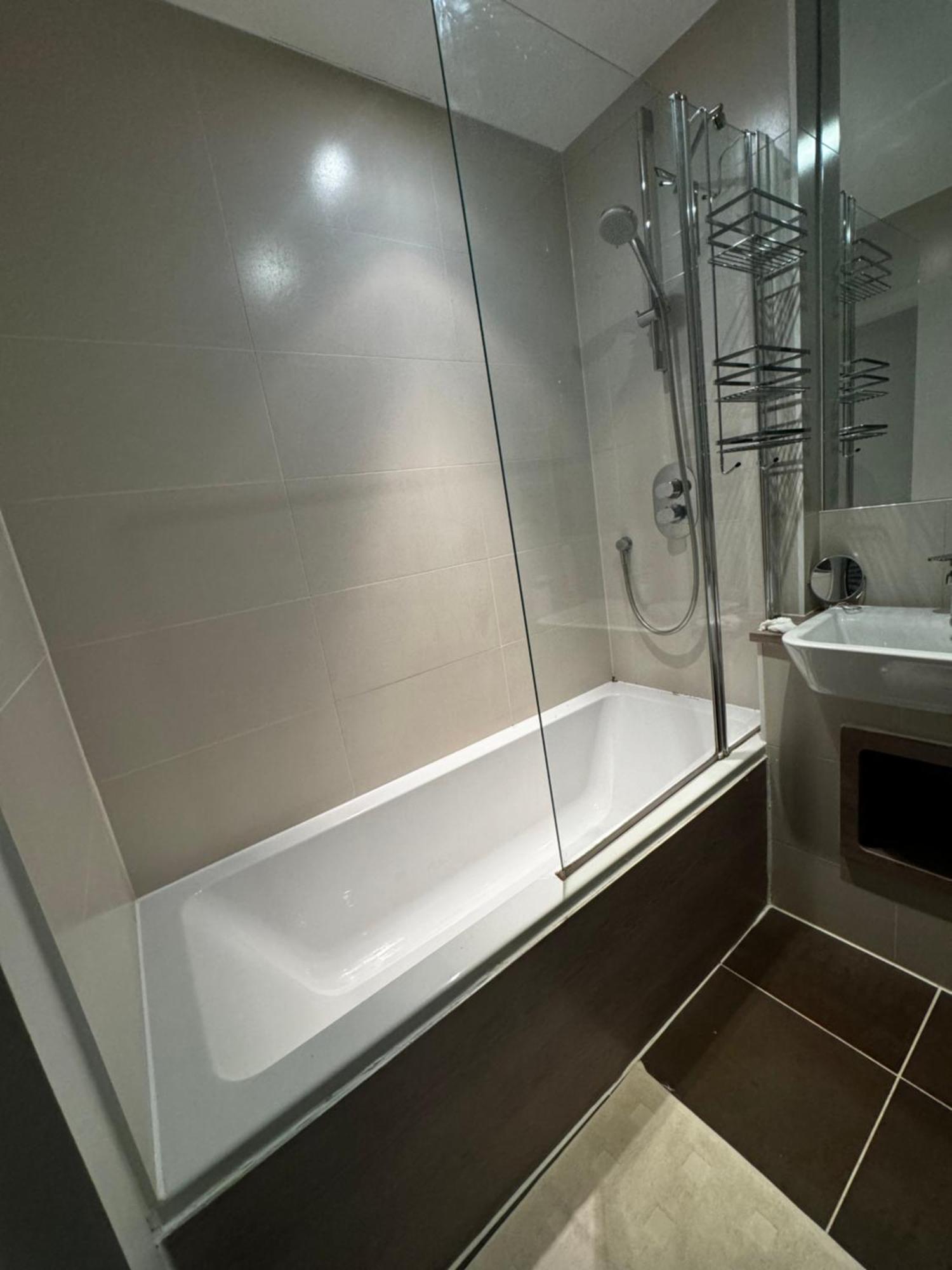 Entire Flat Custom House London
