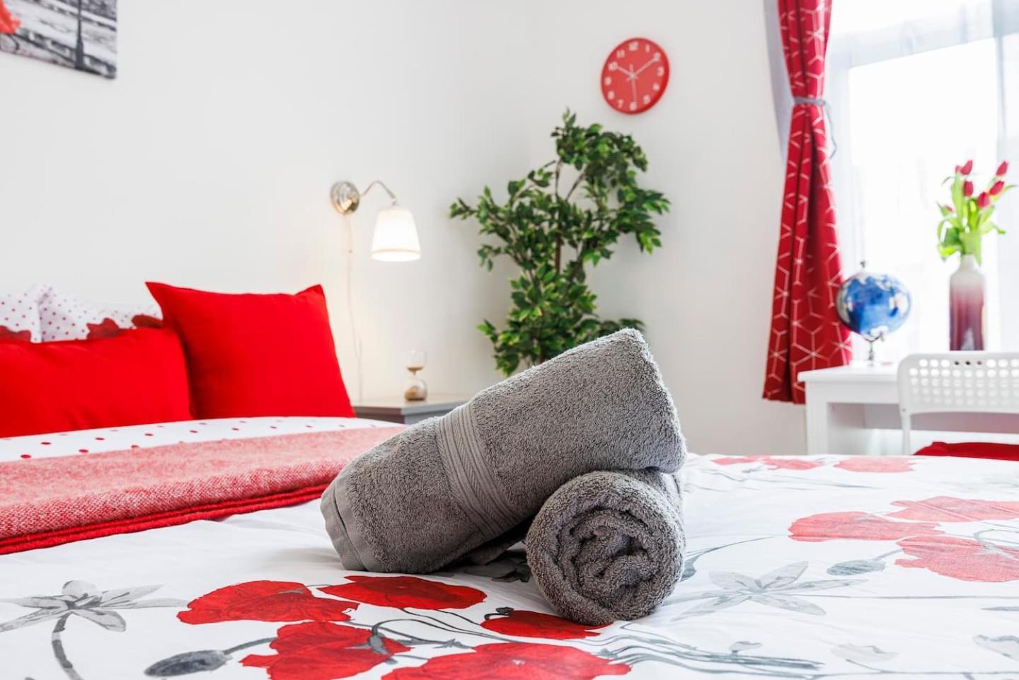 12 Bed Charming And Bright Flat Apartment