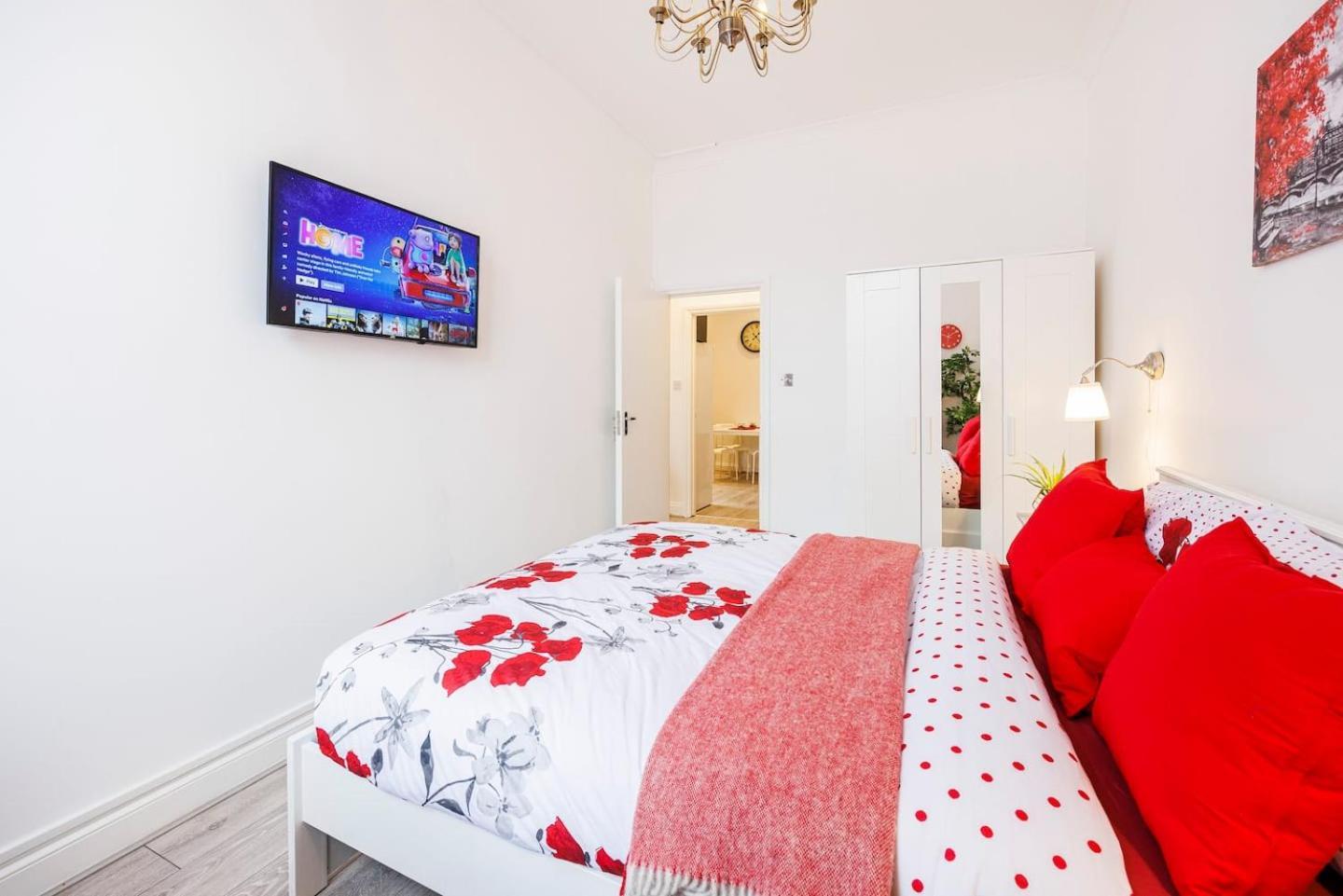 12 Bed Charming And Bright Flat Apartment