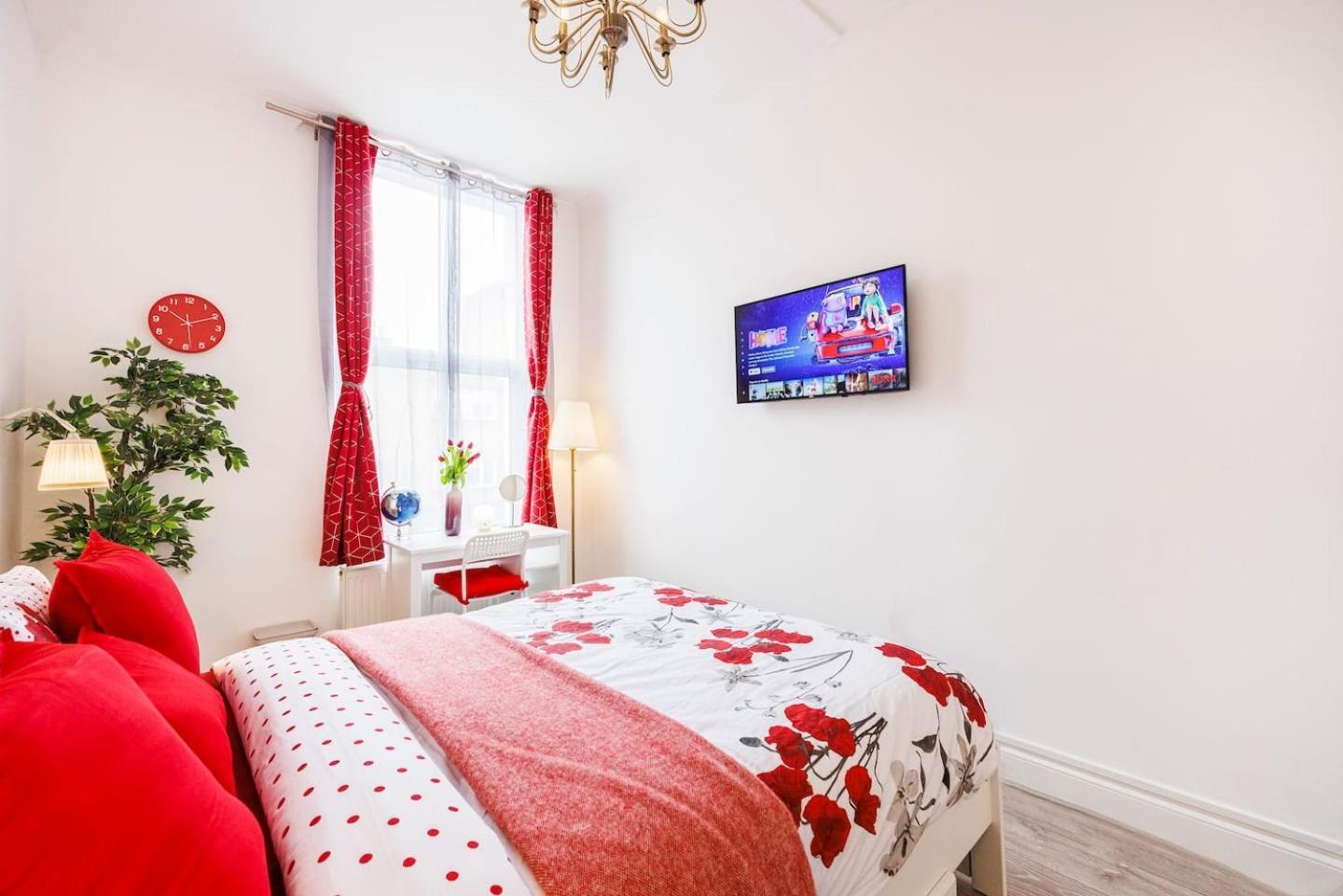 12 Bed Charming And Bright Flat *