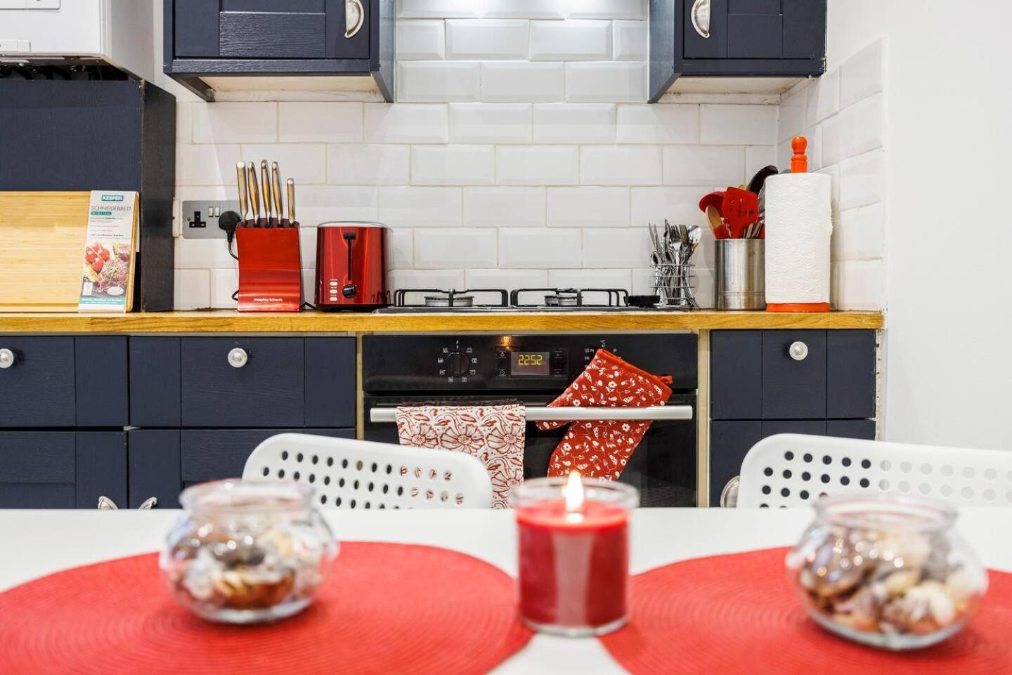 12 Bed Charming And Bright Flat Apartment