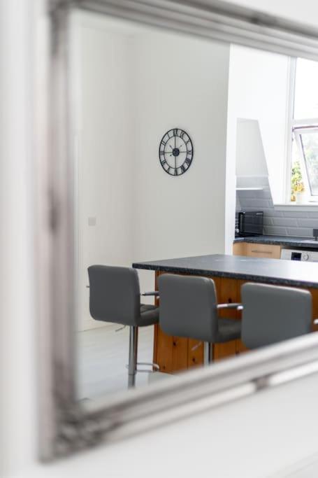 Cozy 2-bedroom Flat In West Apartment