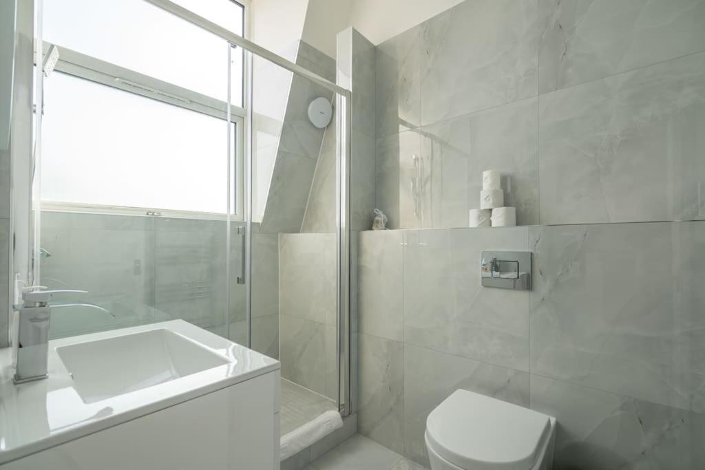 Cozy 2-bedroom Flat In West * London