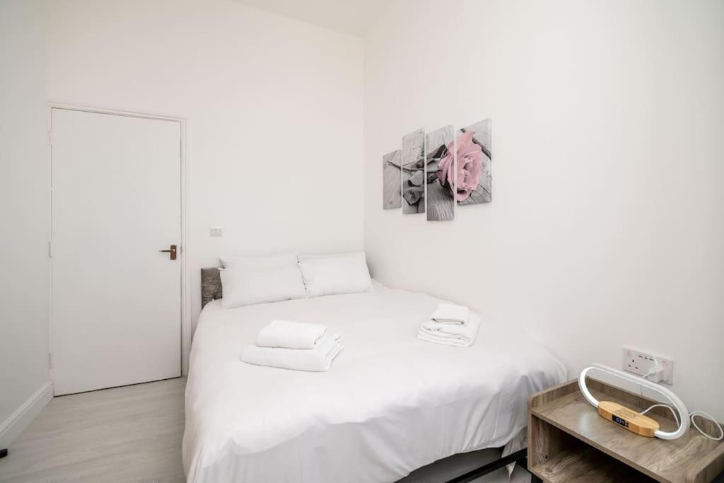 Cozy 2-bedroom Flat In West *