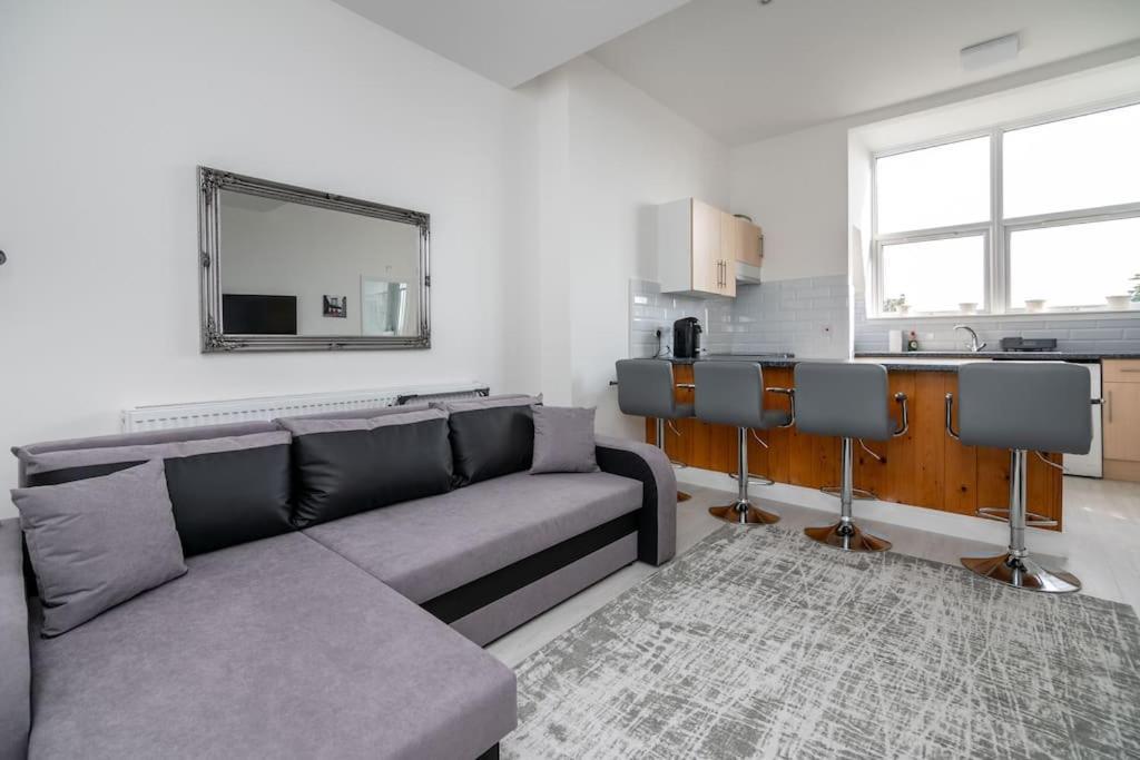 Cozy 2-bedroom Flat In West * London