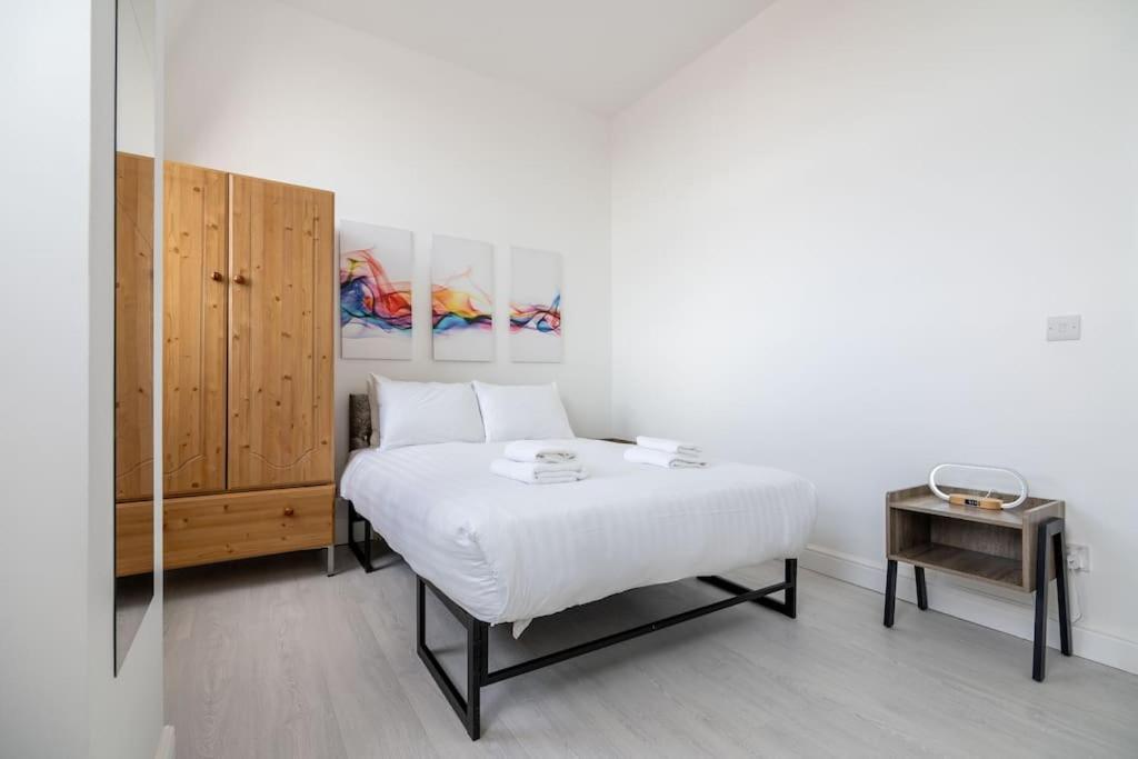 Apartment Cozy 2-bedroom Flat In West