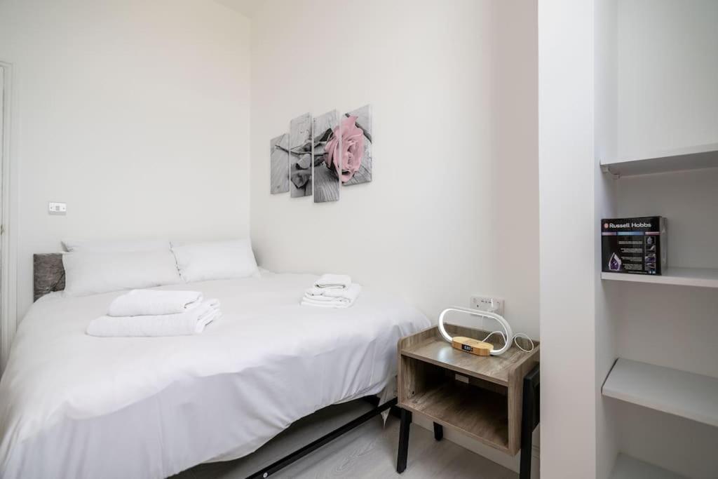 Cozy 2-bedroom Flat In West Apartment *