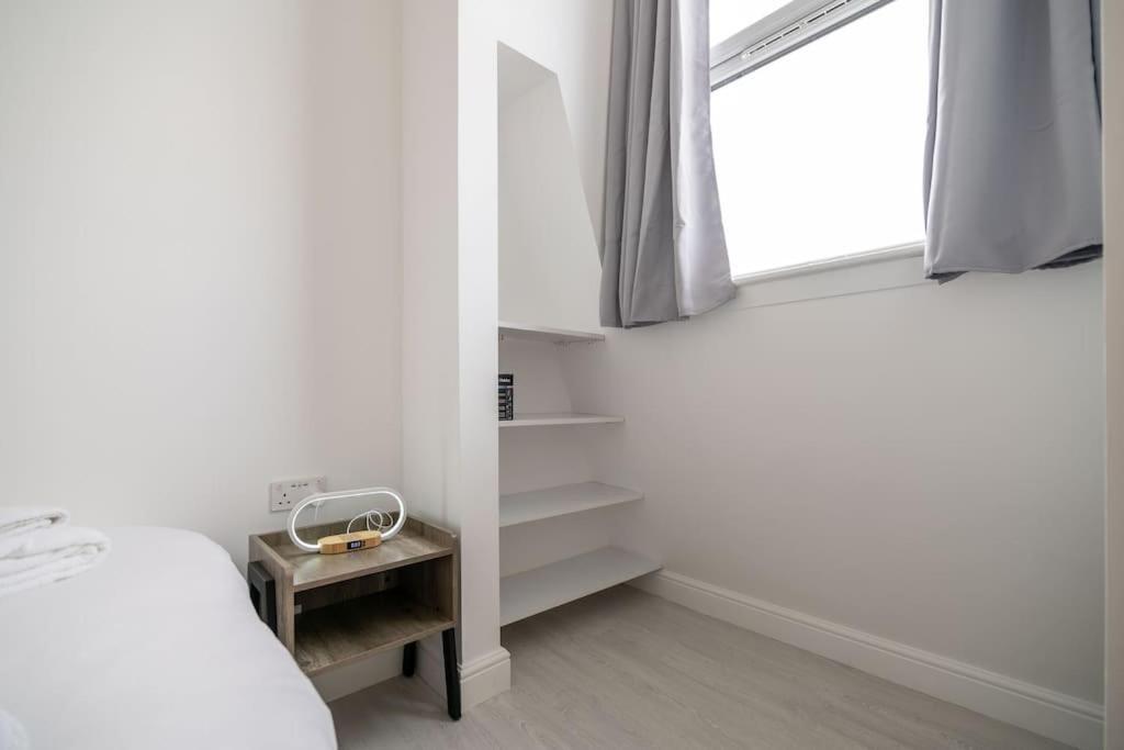 Apartment Cozy 2-bedroom Flat In West *