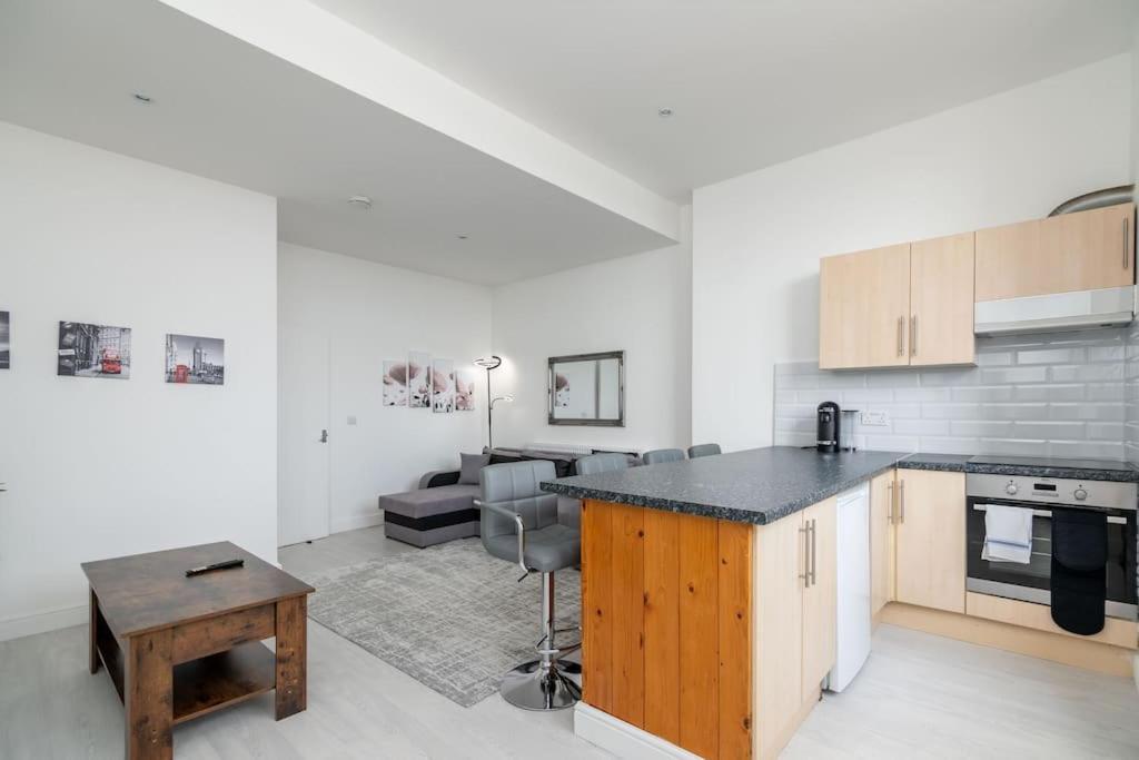 Cozy 2-bedroom Flat In West London