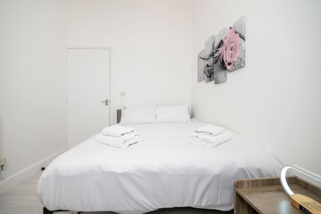 Cozy 2-bedroom Flat In West Apartment *