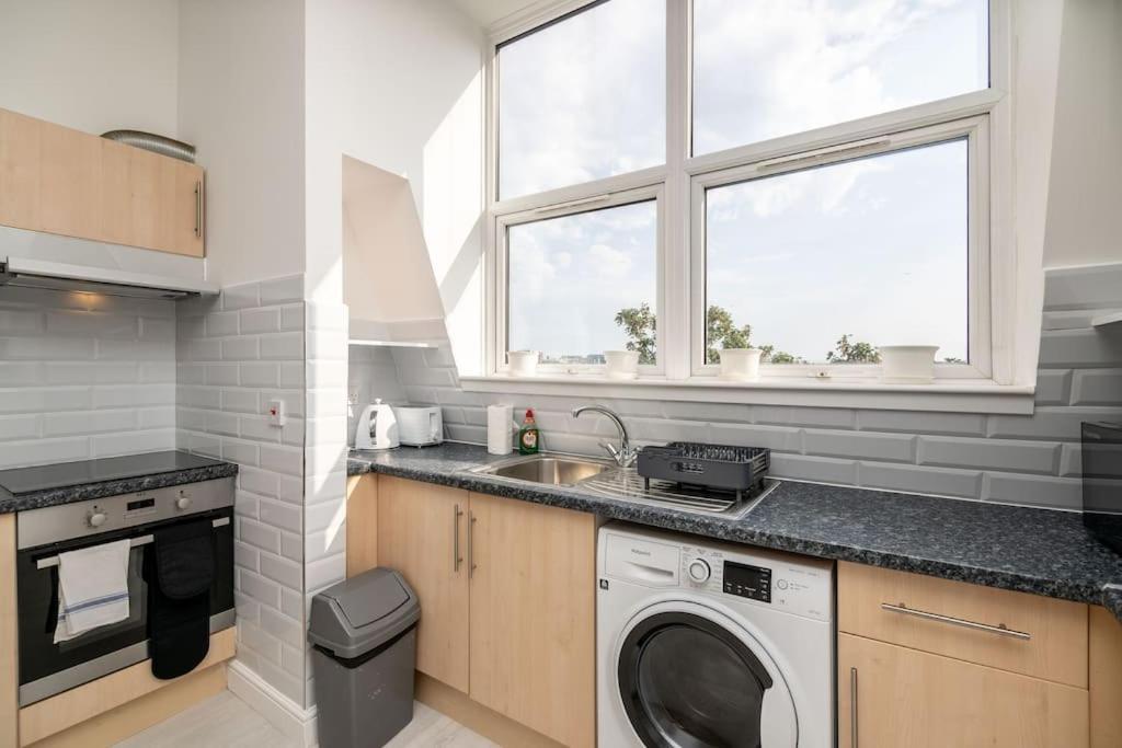 Cozy 2-bedroom Flat In West London