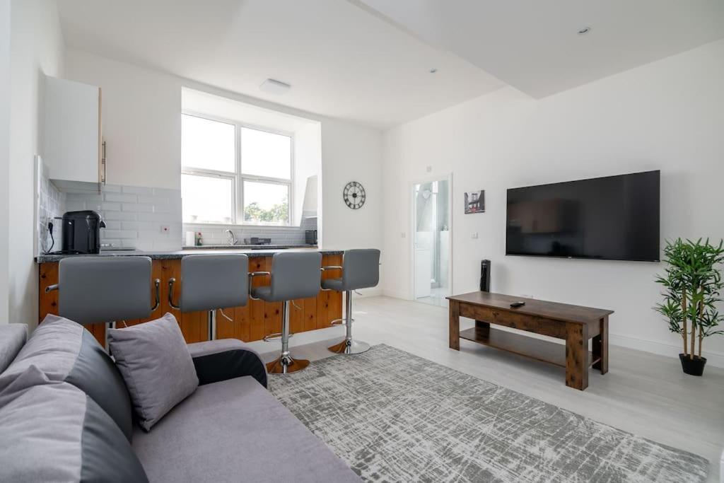 Apartment Cozy 2-bedroom Flat In West