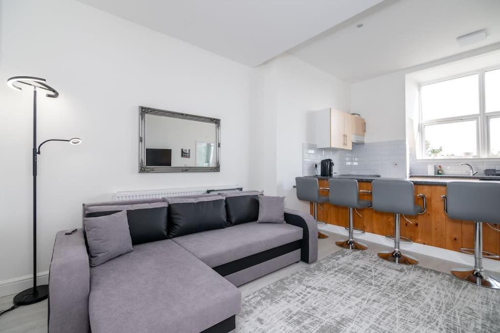 Apartment Cozy 2-bedroom Flat In West *