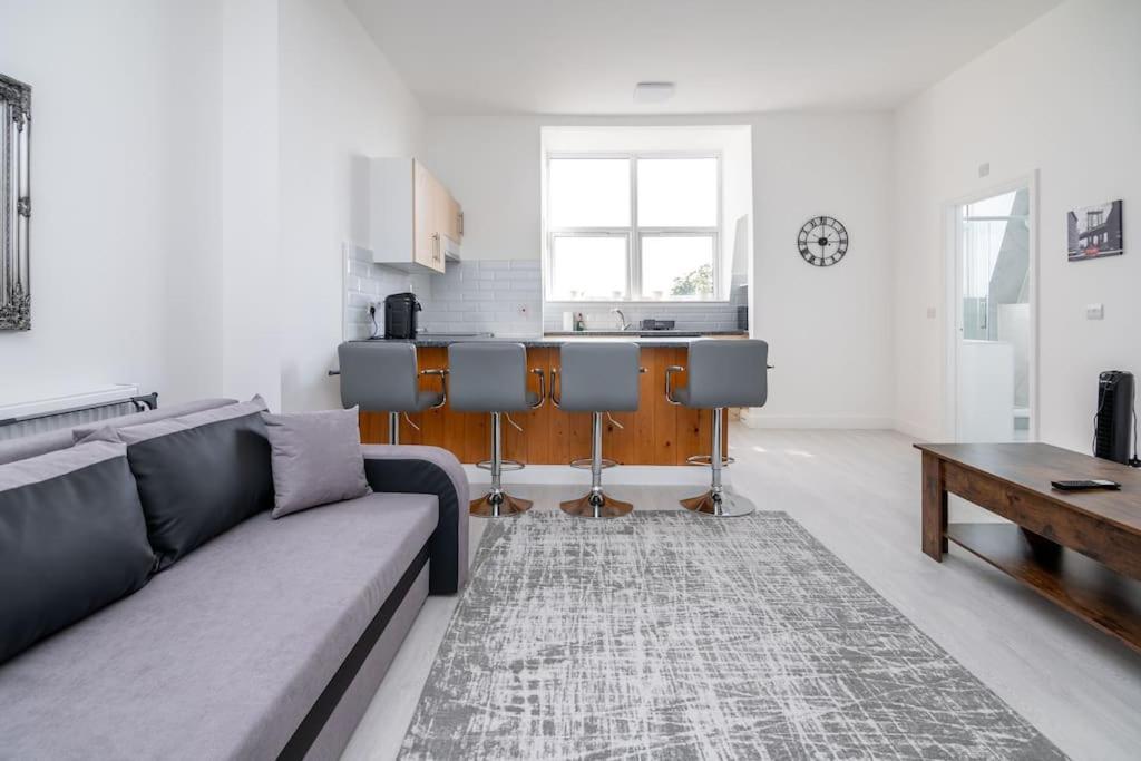Cozy 2-bedroom Flat In West Apartment *